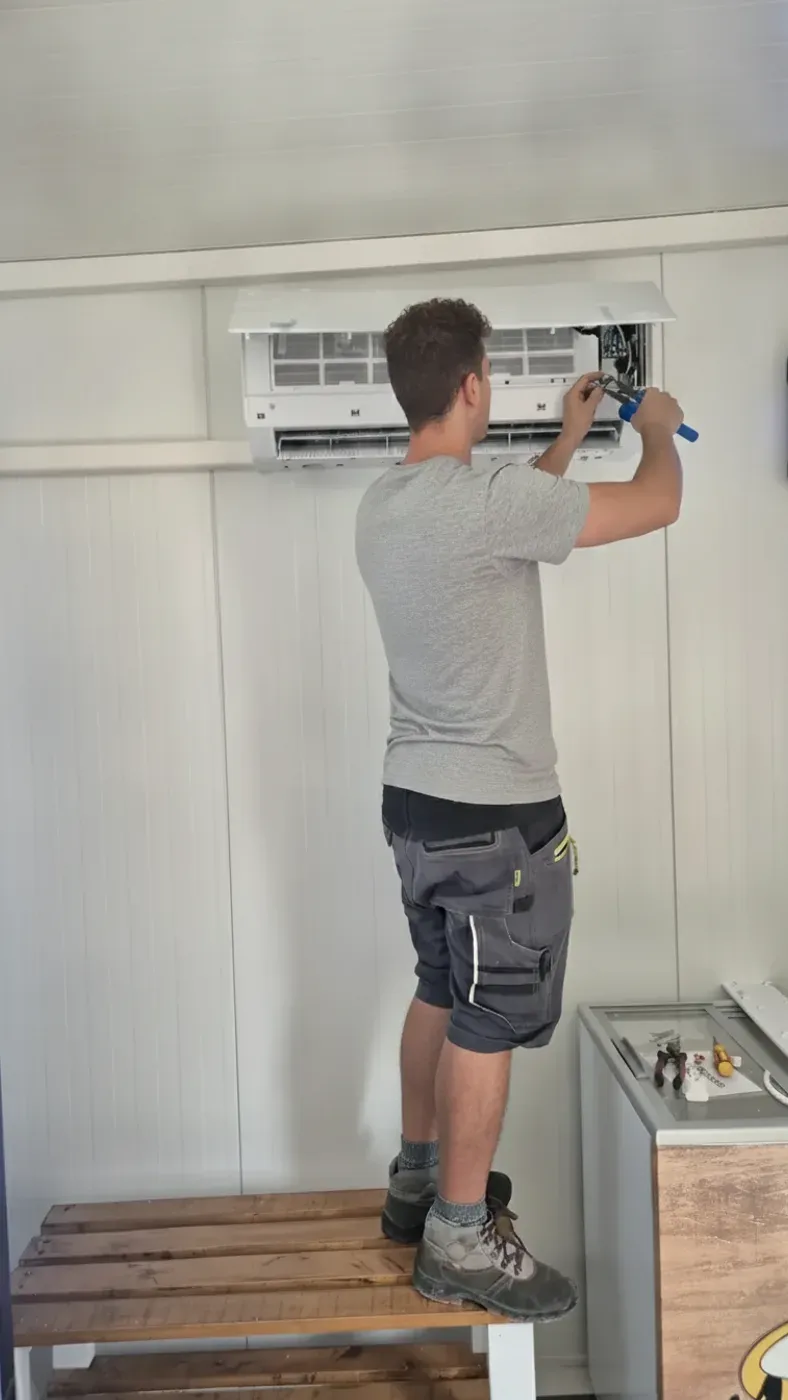 Technik pri montáži vnútornej klimatizácie